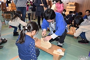 第39回技能祭にて　子供たちの『ものづくり体験』をサポート２